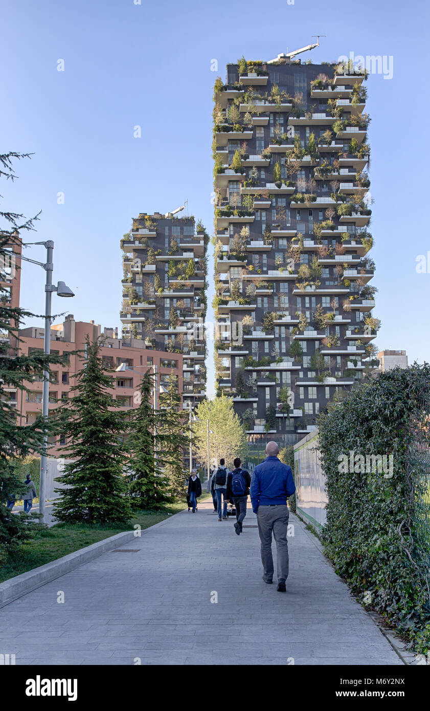 Milán, Italia, 28 de marzo de 2017 - "Bosco Verticale', bosque vertical y edificios de apartamentos en la zona "Isola" de la ciudad de Milan, Italia. Foto de stock