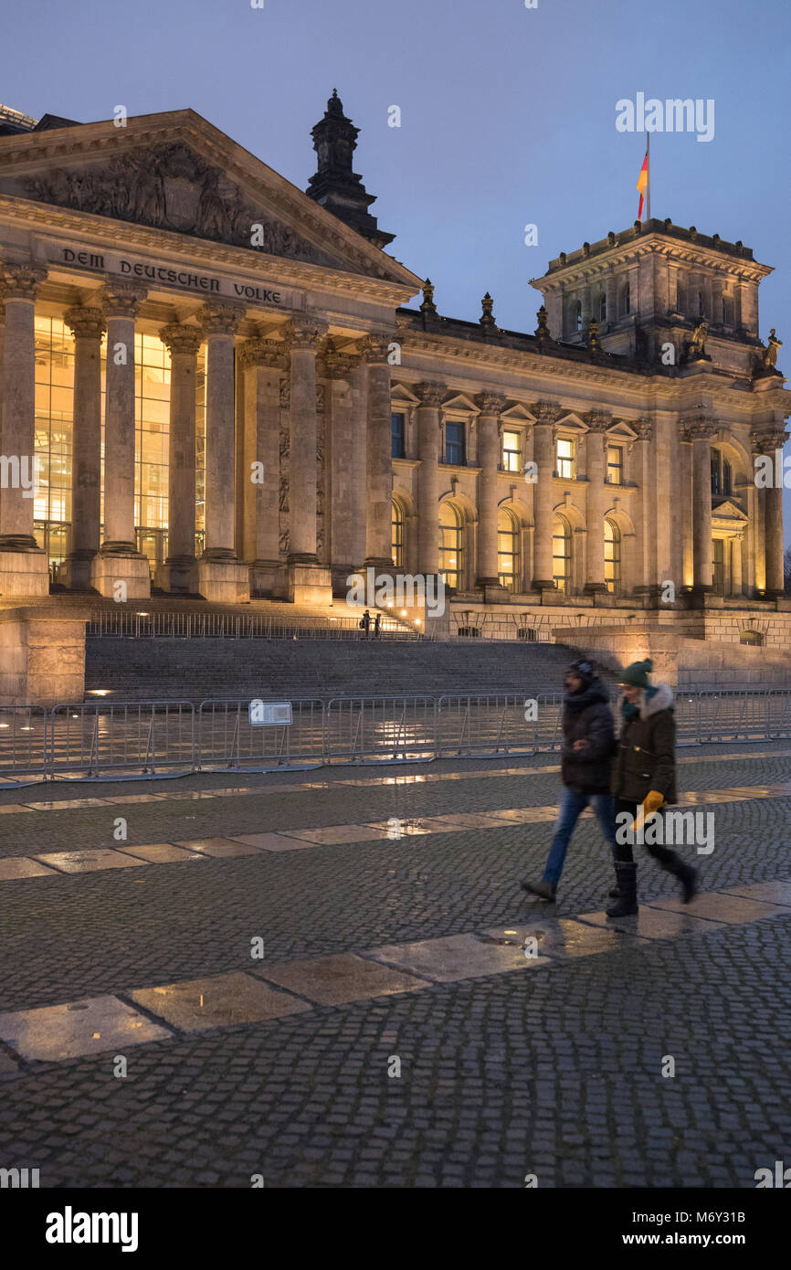 El Reichstag al anochecer, Mitte, Berlin, Alemania Foto de stock