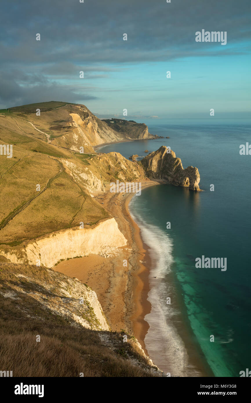 Durdle Door y la Costa Jurásica de cabeza Swyre, Dorset, Inglaterra, Reino Unido. Foto de stock