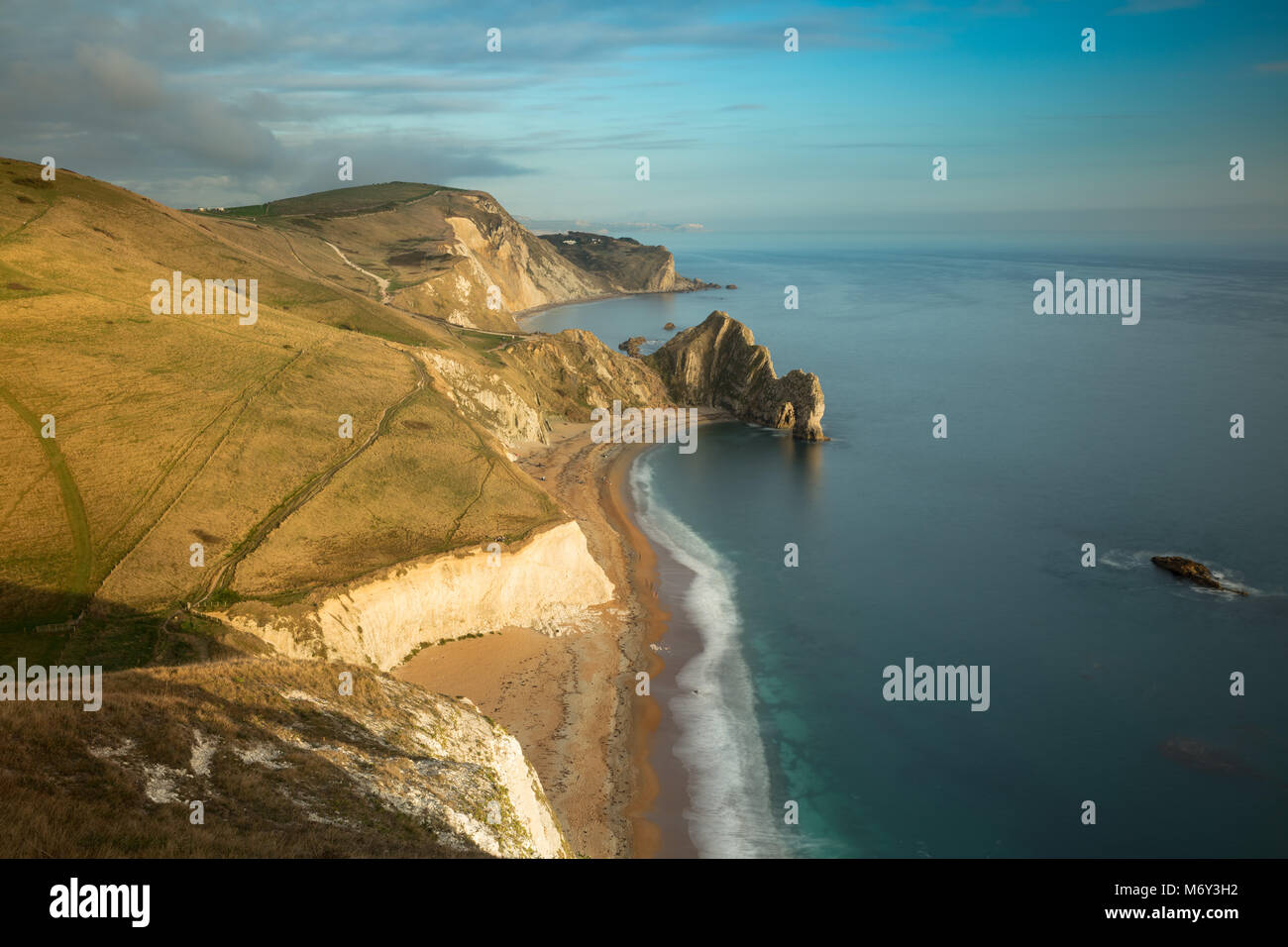 Durdle Door y la Costa Jurásica de cabeza Swyre, Dorset, Inglaterra, Reino Unido. Foto de stock