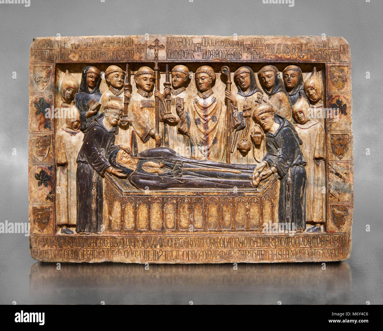 Gótico Catalán socorro de la escultura de mármol de la tumba de Margarida Cadell, murió 1308, desde el convento de Sant Domenee de Puigcerdà, La Cerdanya, España. Foto de stock