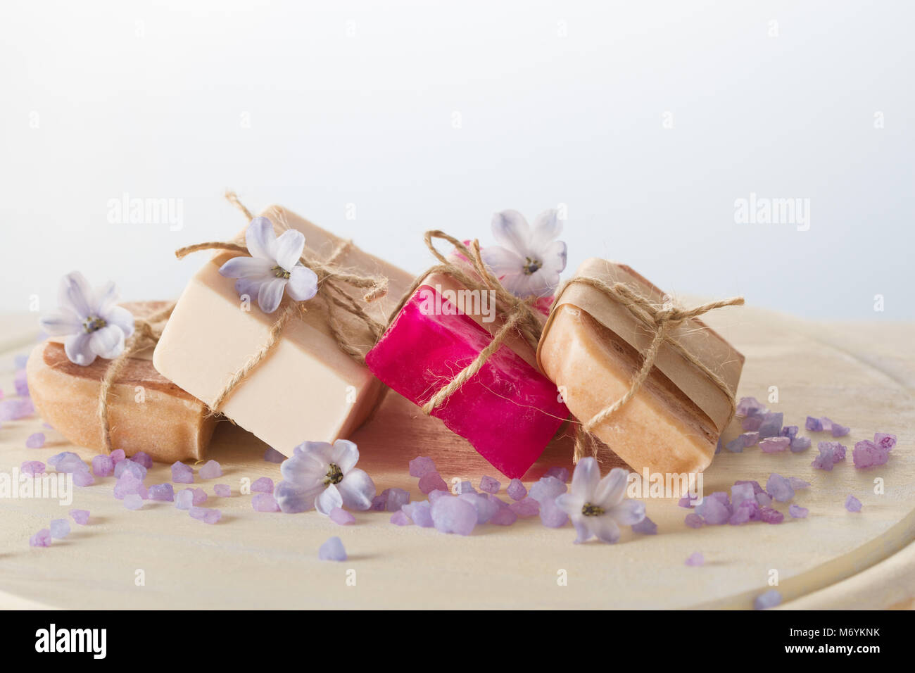 Jabones artesanales, flores y mar de sal de mesa de madera Fotografía de  stock - Alamy