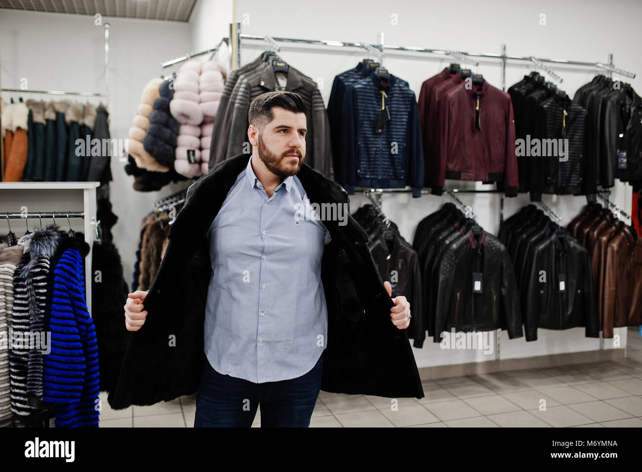 Elegante hombre turco en la tienda de abrigos de piel y chaquetas de cuero. Arabian exitoso hombre de barba Fotografía de stock Alamy