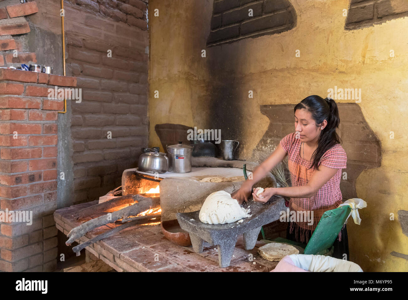 Cuilapam de Guerrero, Oaxaca, México Un trabajador hace tortillas en