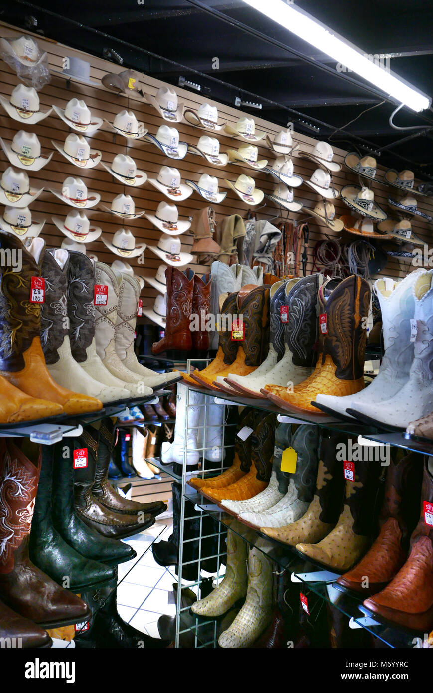 Botas en venta en almacén al aire libre muy popular en el mercado latino en  Edison Highway en East Bakersfield, California. Foto por Dennis Brack  Fotografía de stock - Alamy