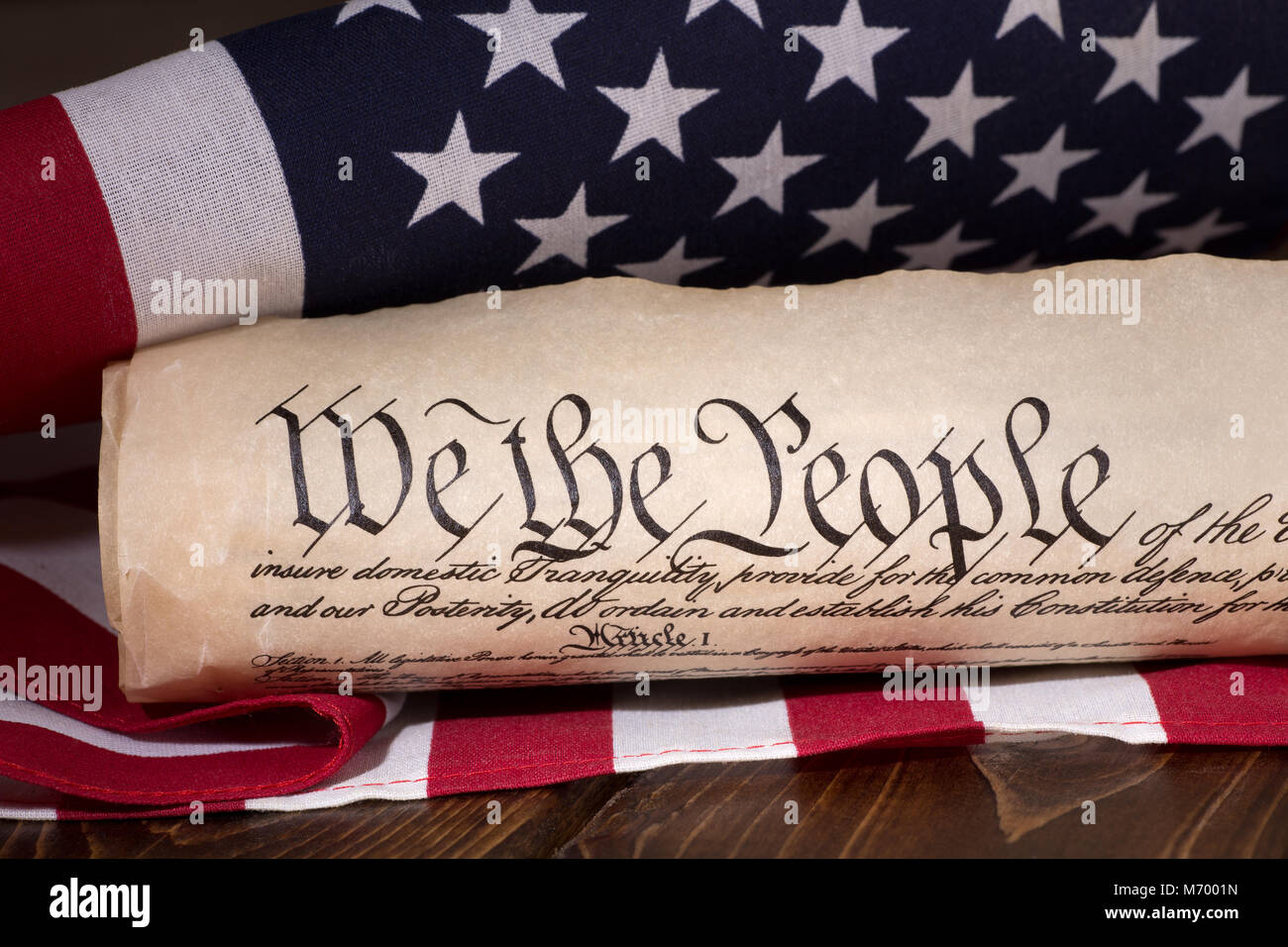 El texto del documento "Nosotros el pueblo" del preámbulo de la constitución de los Estados Unidos con la bandera americana en el fondo Foto de stock