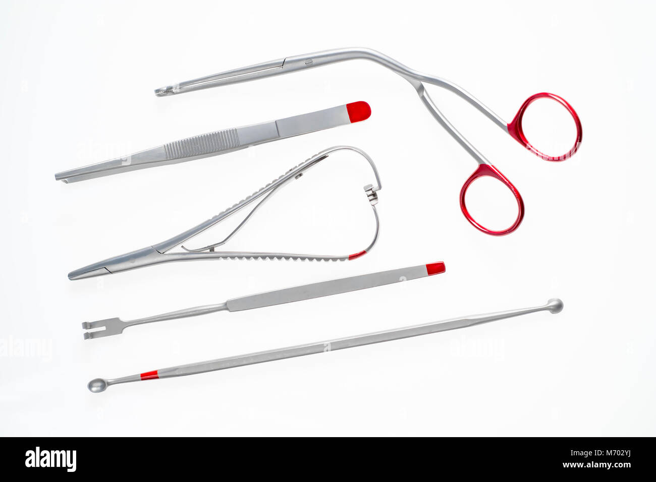 Diversos instrumentos médicos y quirúrgicos aislados en blanco Foto de stock