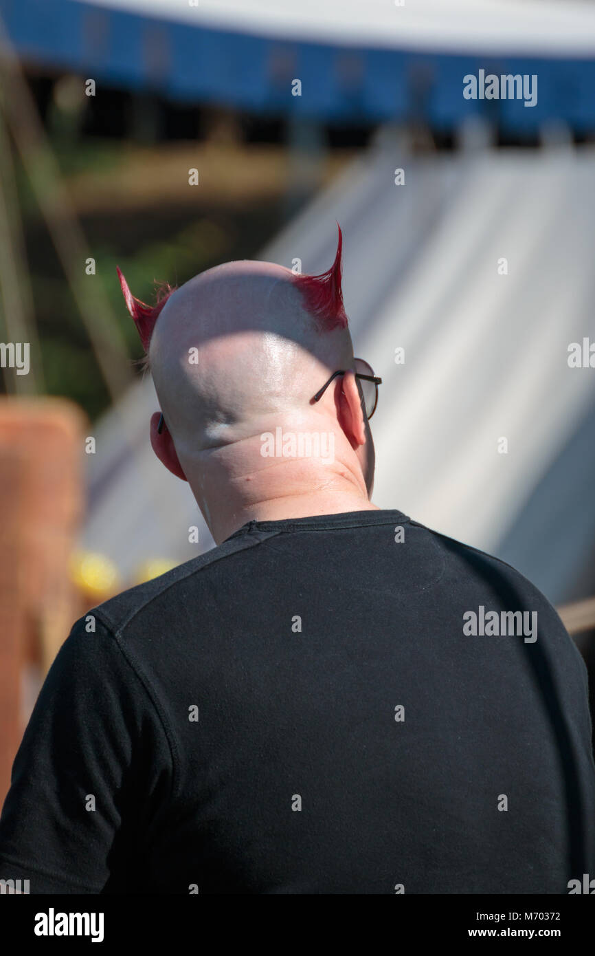 Hombre Calvo con singular peinado con cuernos rojos: vista trasera vertical  Fotografía de stock - Alamy