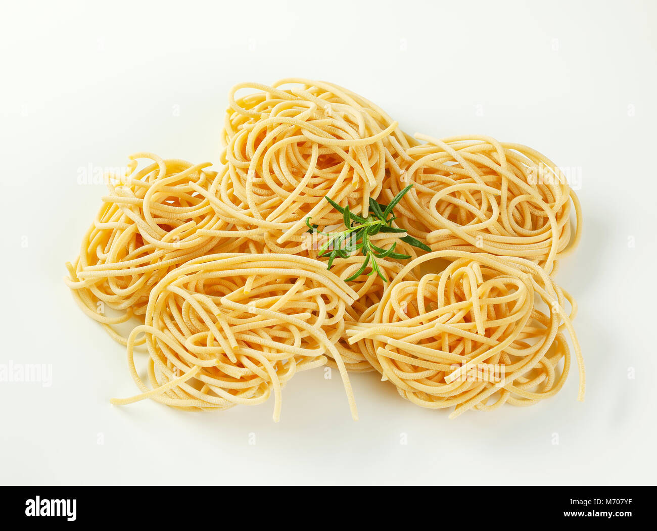 Paquetes de espaguetis sin cocer la pasta sobre fondo blanco. Foto de stock