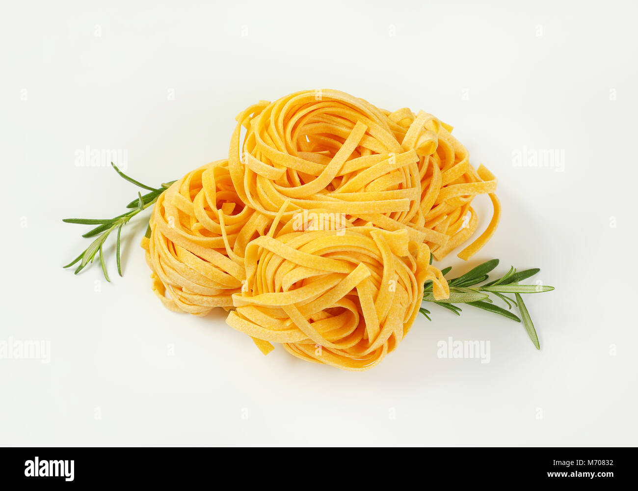 Paquetes de secado de pasta de cinta sobre fondo blanco. Foto de stock