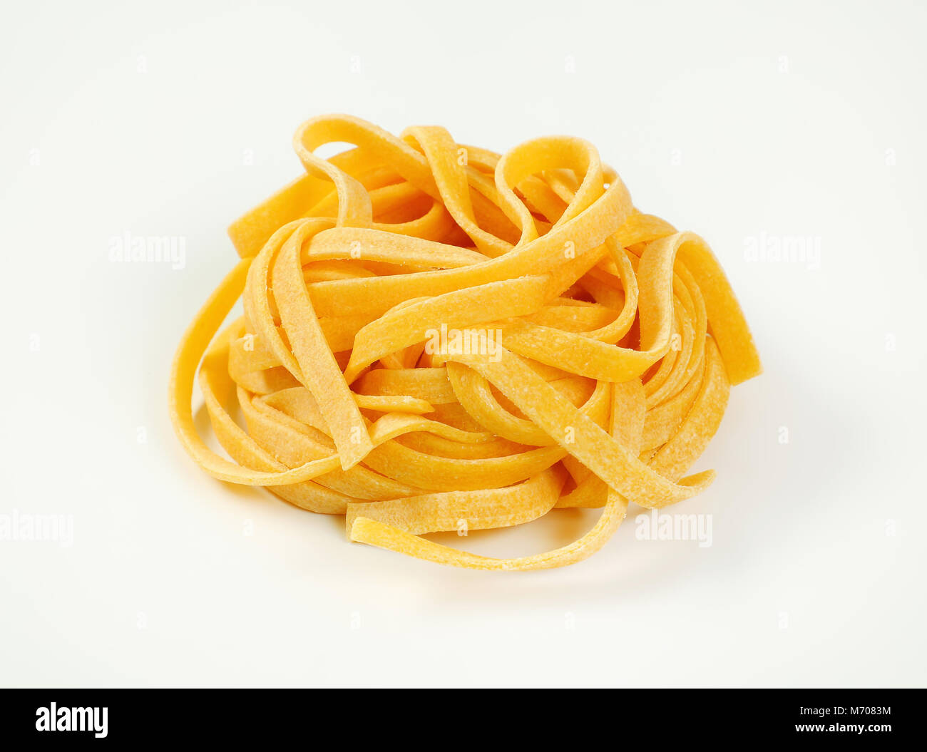 Paquete de cinta de pasta seca sobre fondo blanco. Foto de stock