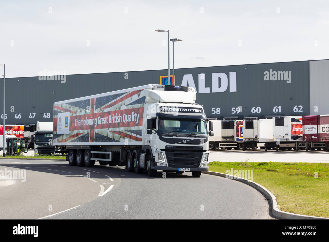 Aldi camión articulado marca Aldi, dejando el nuevo almacén de distribución logística en el norte, a lo largo de Hulton, Bolton. Foto de stock