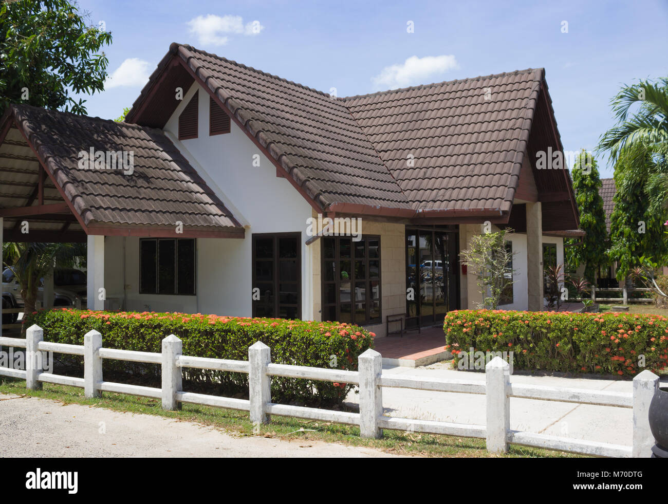 Típica casa moderna moderada en Tailandia Foto de stock