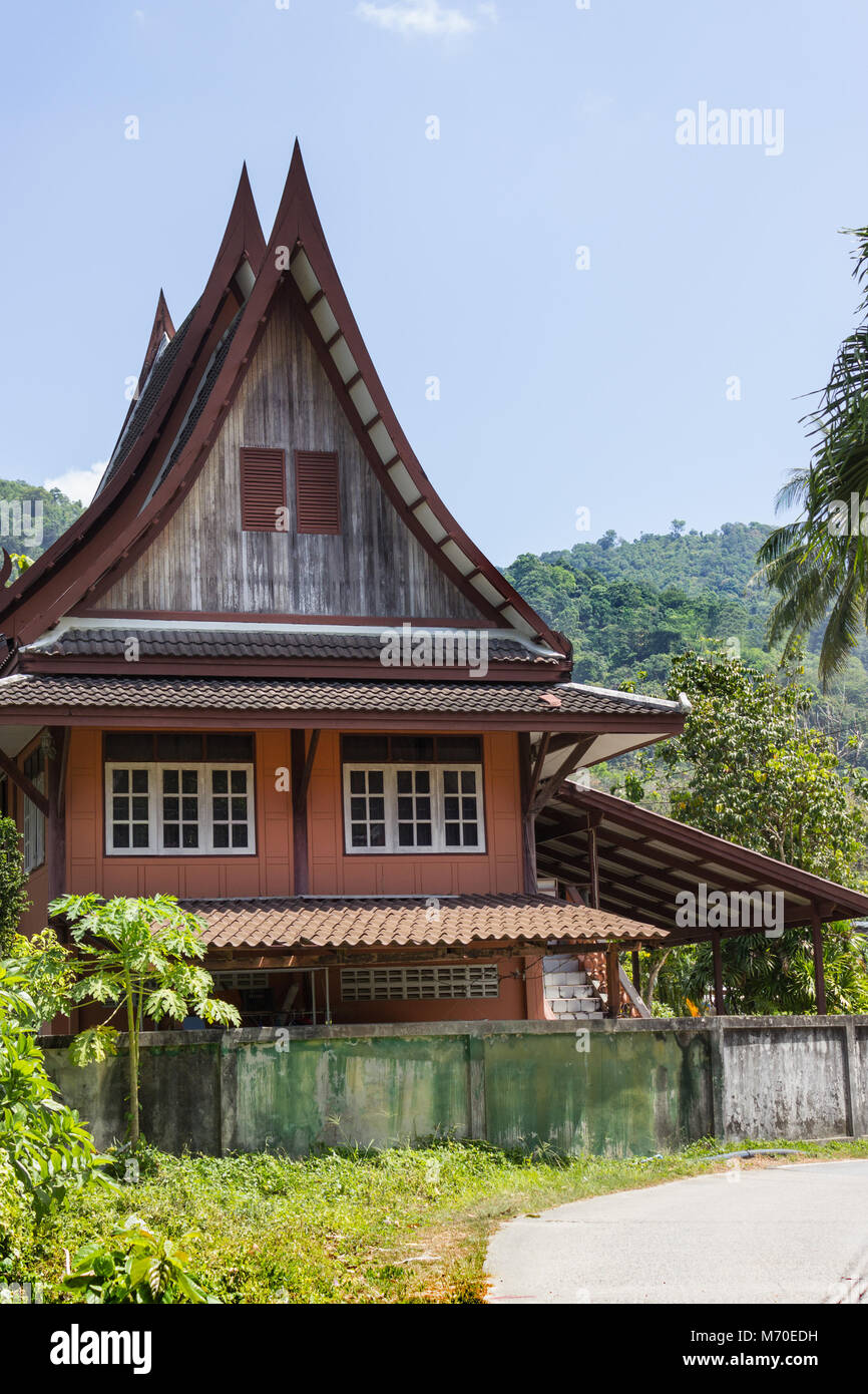 Pocas casas tailandesas y palmeras. Tailandia Foto de stock