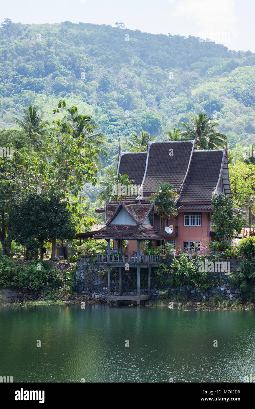 Casa del lago al pie de las montañas. Tailandia Foto de stock