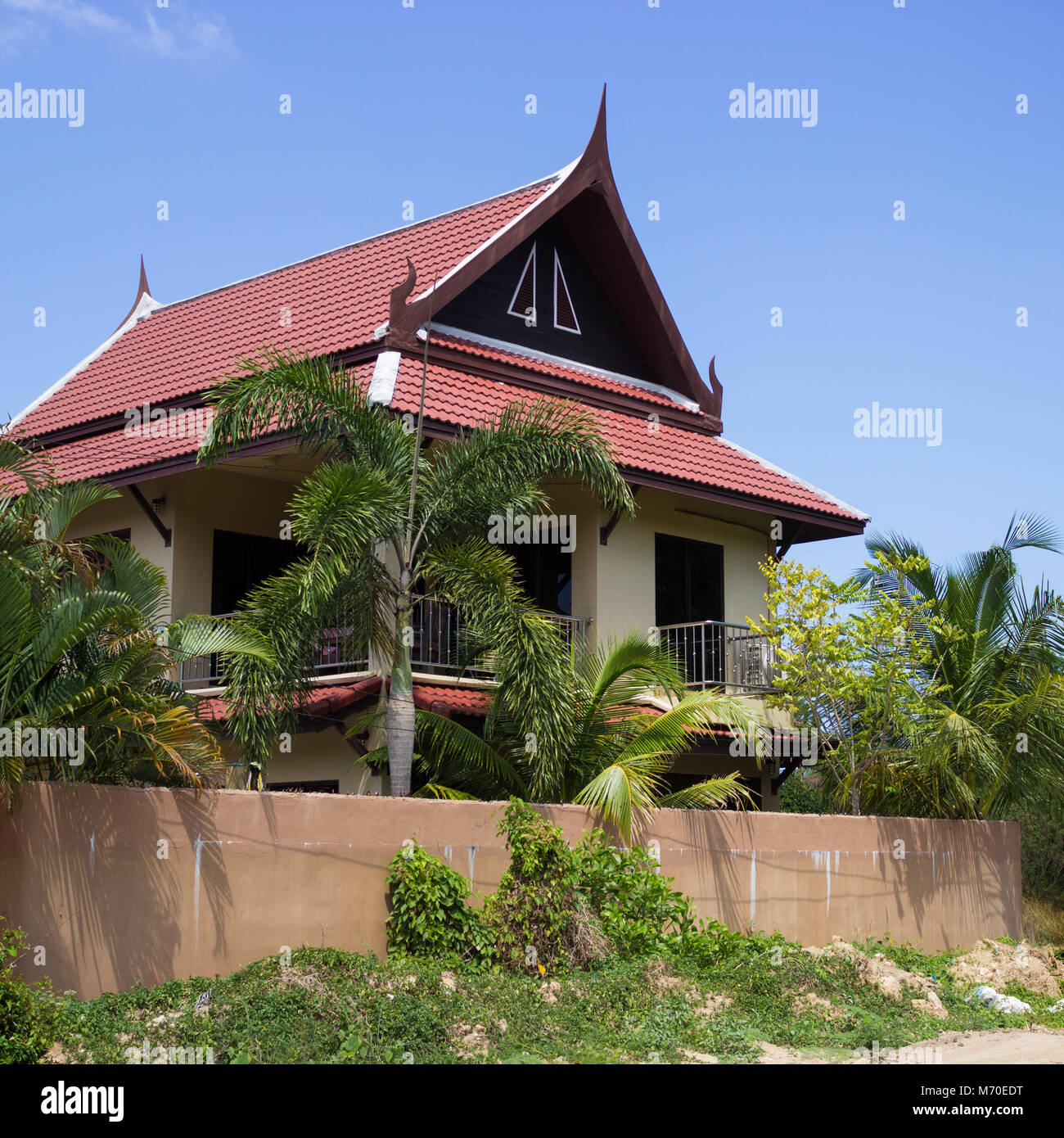 Pocas casas tailandesas y palmeras. Tailandia Foto de stock