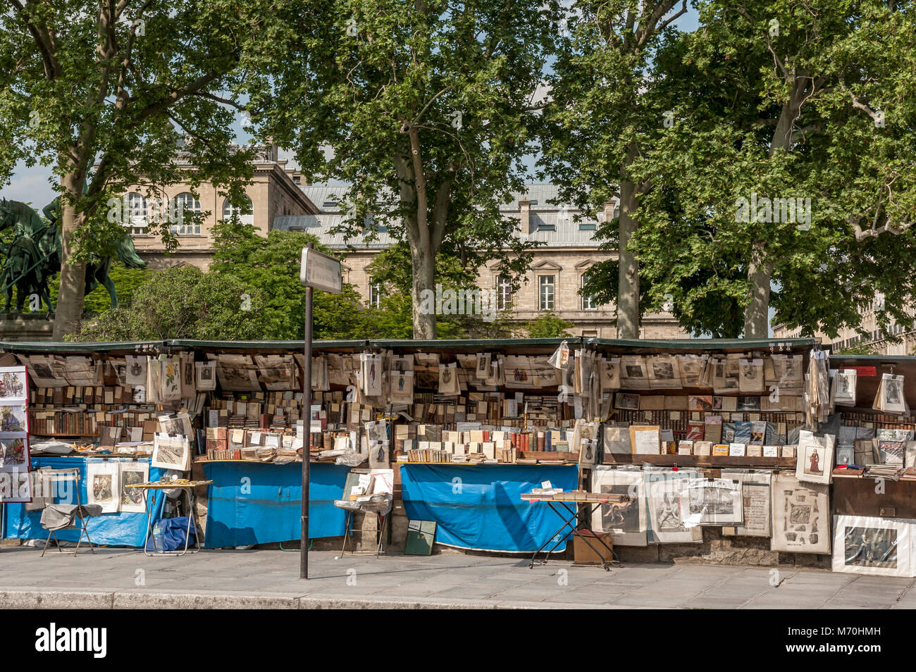 París, Francia: Outdoor libreros y marchante de arte junto en el Quai de Montebello, a orillas del río Sena en París Foto de stock