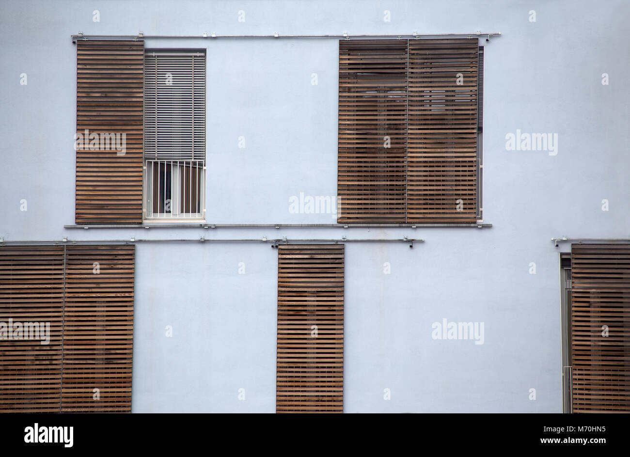 Persianas de madera de una casa de la ciudad, ventanas con fachada del  palacio blanco Fotografía de stock - Alamy