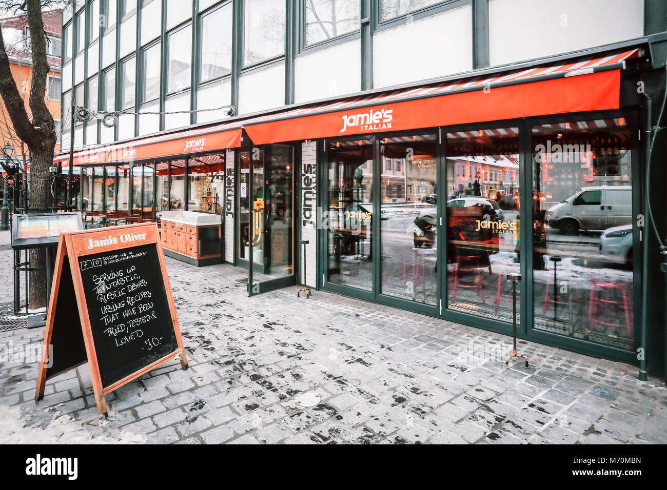 Jamie's Italian restaurant en Budapest, Hungría. En el exterior de la parte histórica de la ciudad. La cadena de restaurantes fundada por Jamie Oliver. Foto de stock