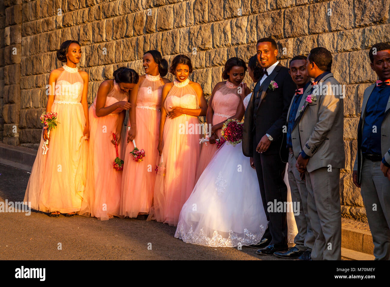 Una fiesta de boda posar para las fotos fuera del Hotel Sheraton, en Addis Abeba, Etiopía Foto de stock