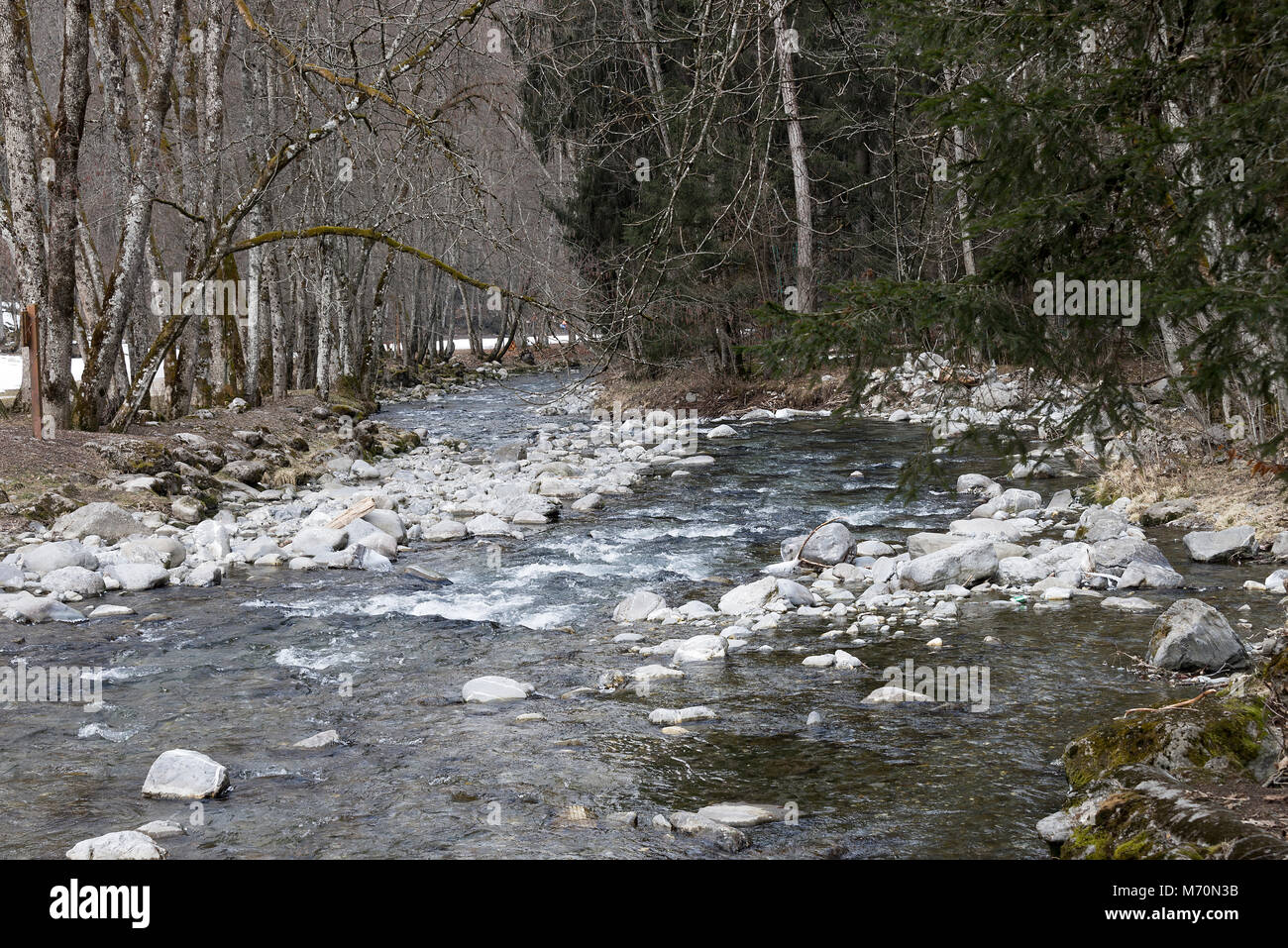 Las frías aguas del río Dranse fluyendo a través de Morzine en la Haute Savoie Alpes Franceses Francia Foto de stock