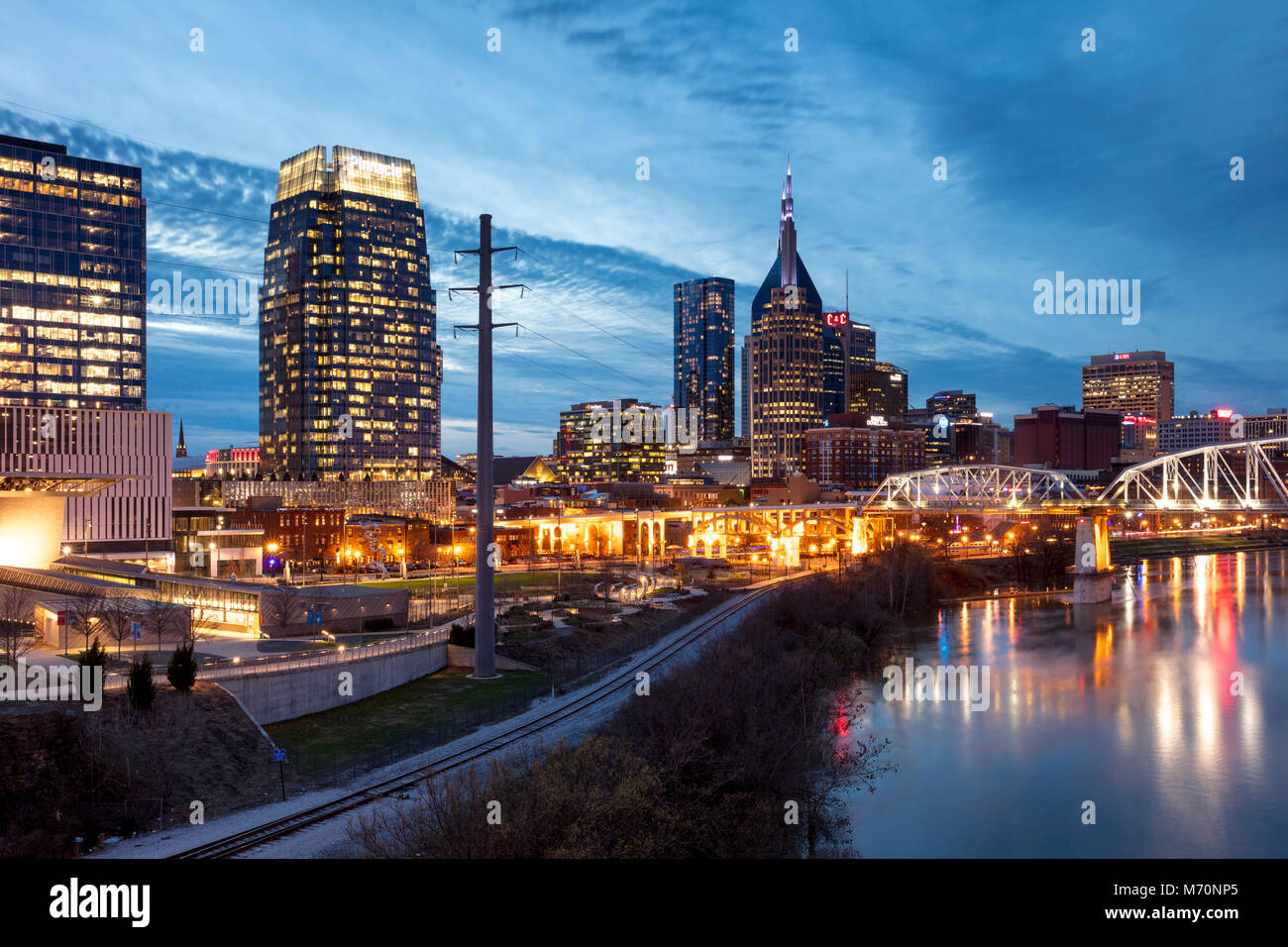 Crepúsculo sobre el Río Cumberland y en el centro de Nashville, Tennessee, EE.UU. Foto de stock