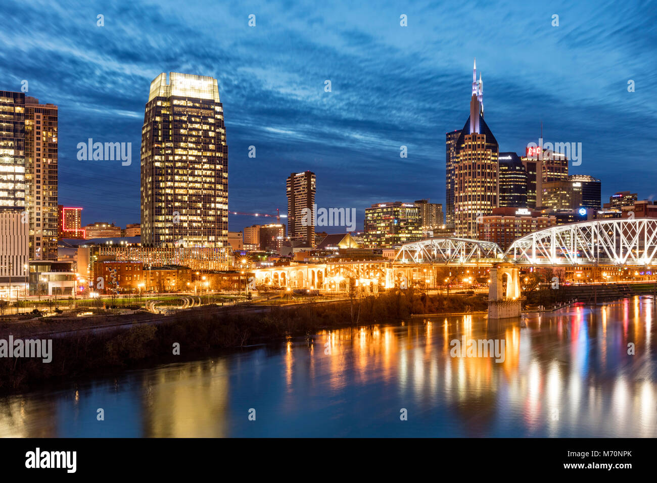 Crepúsculo sobre el Río Cumberland y en el centro de Nashville, Tennessee, EE.UU. Foto de stock