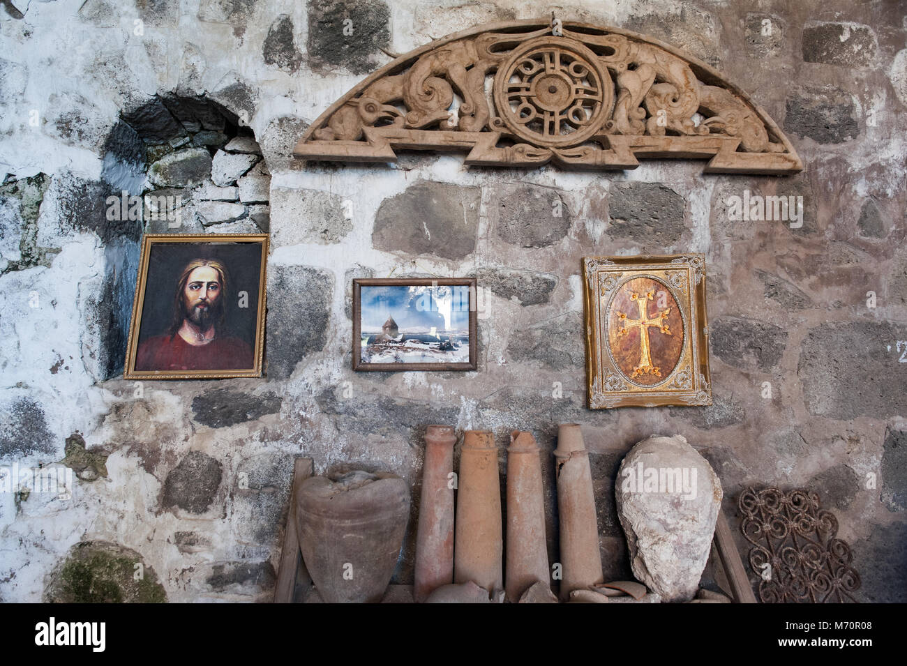 Relicten en el monasterio de Tatev,Armenia Foto de stock