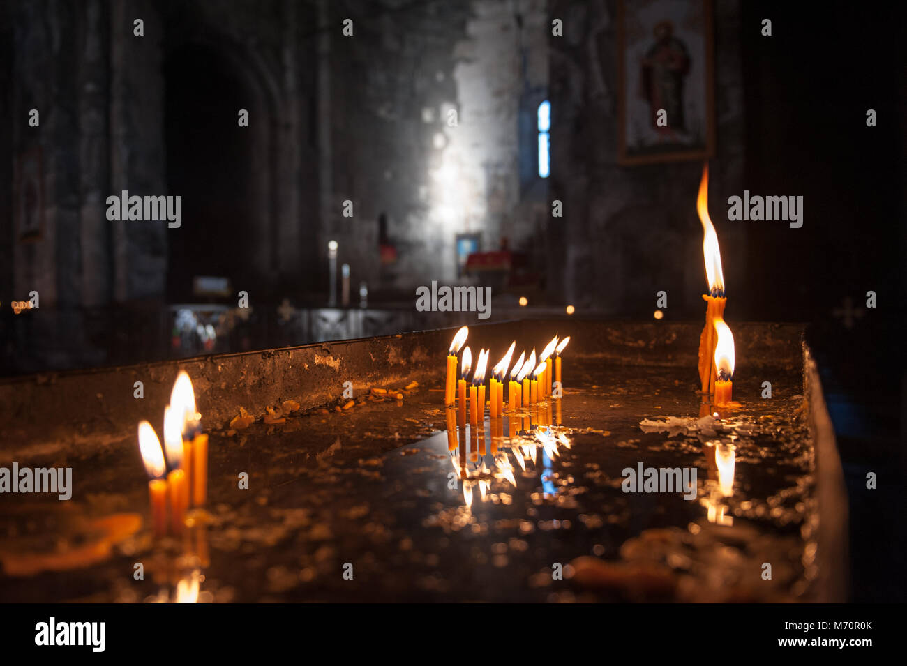 A la luz de las velas en el monasterio Tatev, en Armenia. Foto de stock