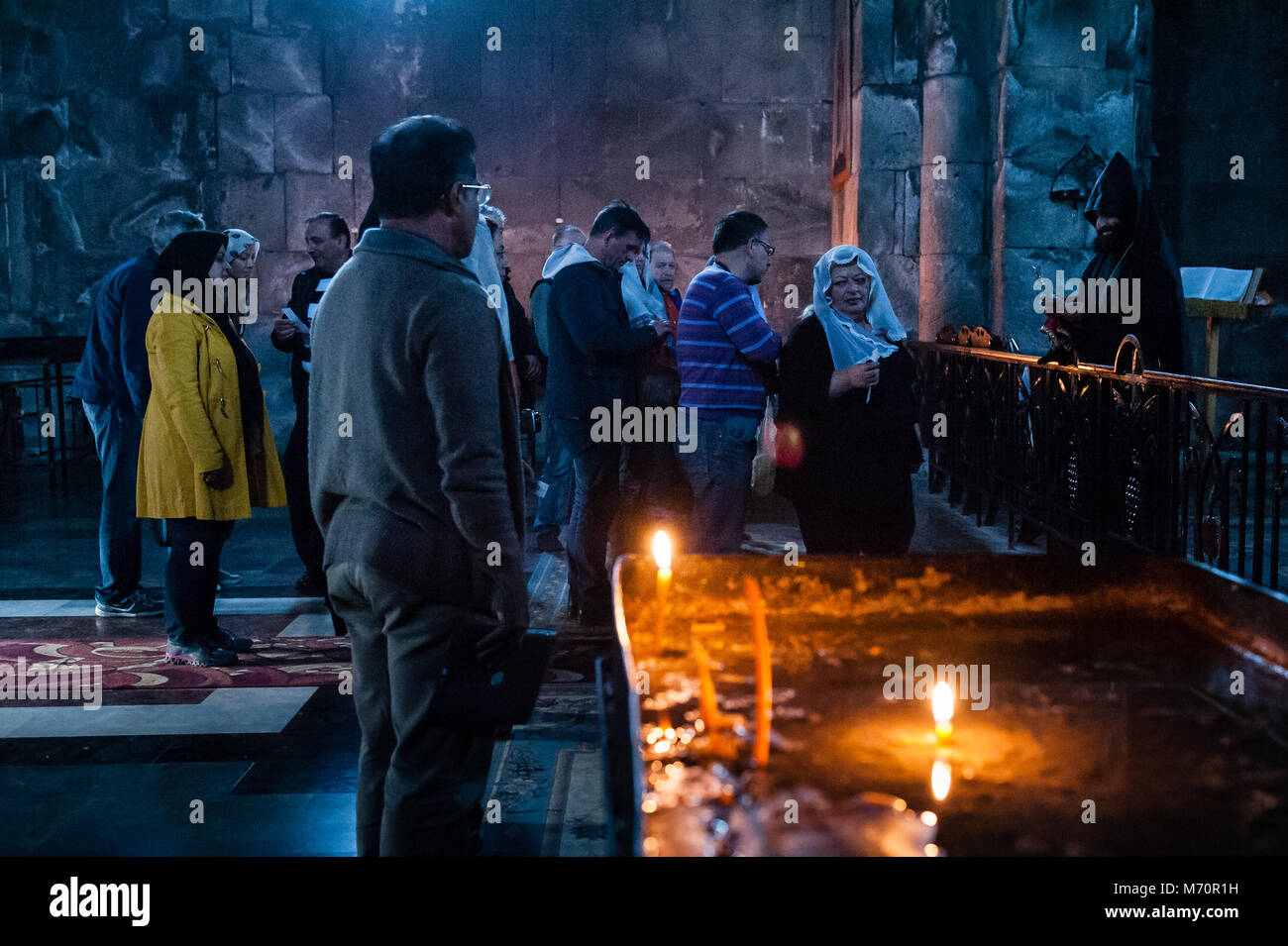 Grupo de dedicar los cristianos ortodoxos en el monasterio Tatev Foto de stock
