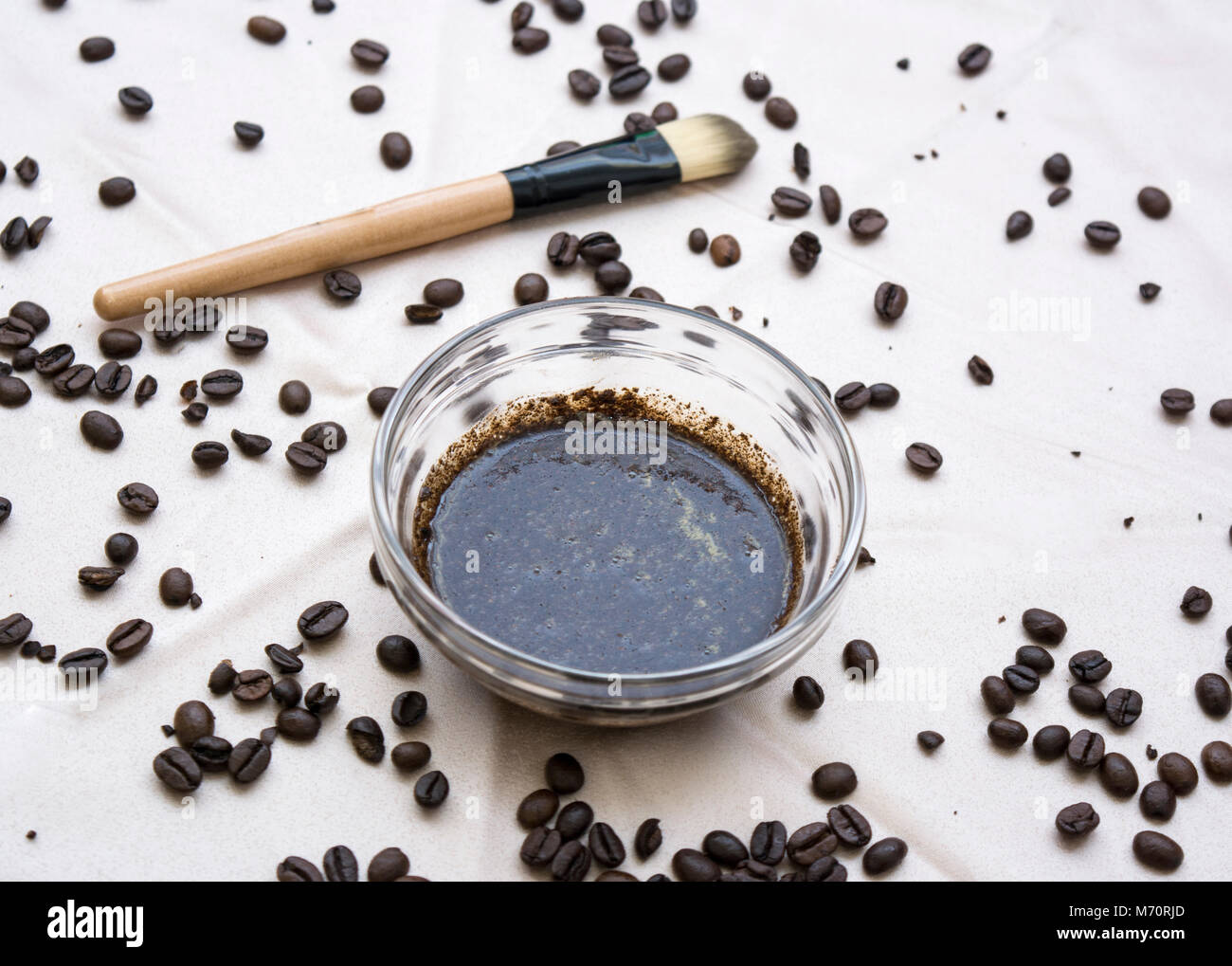 Face exfoliante de café hechas de café, leche y miel Fotografía de stock -  Alamy