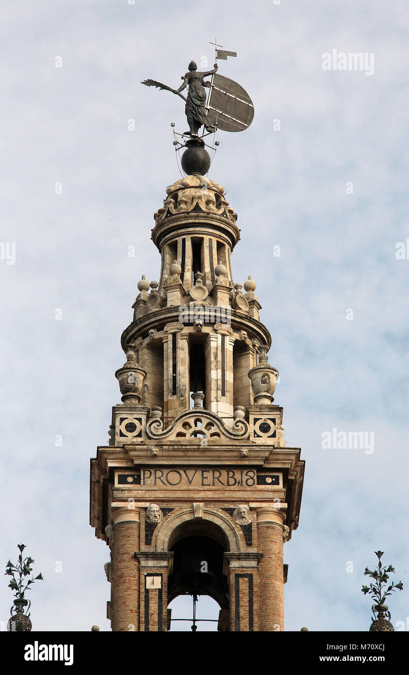 La torre de la Giralda, de la Catedral de Sevilla, coronado con el Giraldillo Foto de stock