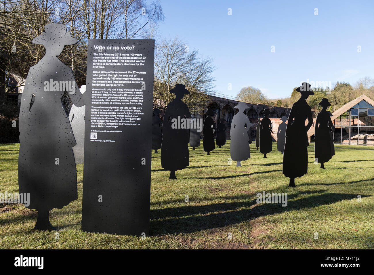 Shropshire, Reino Unido . 7 de marzo de 2018. Una instalación de arte reprersenting 37 mujeres que trabajaban en la industria del hierro y cerámica en el Ironbridge Gorge área en 1918, cuando las mujeres primero fueron autorizados a votar en las elecciones parlamentarias en el Reino Unido. Cada pieza tiene el nombre y cargo de cada una de las mujeres. Credit: Rob Carter/Alamy Live News Foto de stock