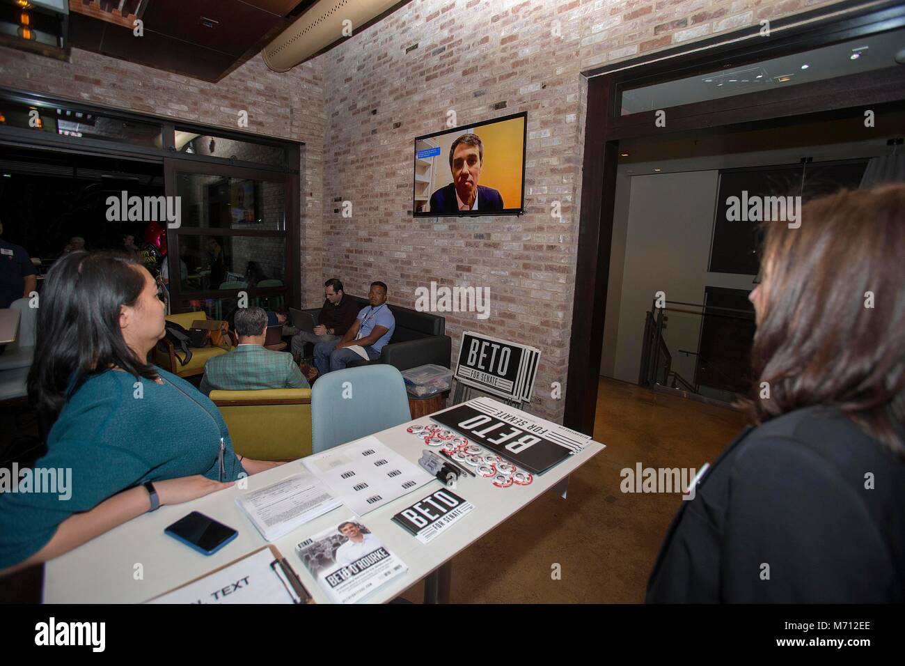 Houston, TX, EE.UU. 6 Mar, 2018. Los congresistas Beto O'Rourke (D-Texas) se dirige a sus partidarios en un Facebook en vivo durante las primarias del Partido Democrático Ver evento en hambre en Houston, TX. John Glaser/CSM/Alamy Live News Foto de stock