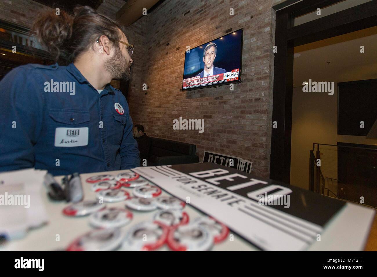 Houston, TX, EE.UU. 6 Mar, 2018. Los congresistas Beto O'Rourke (D-Texas) habla en MSNBC, mientras que los partidarios ver durante las primarias del Partido Democrático Ver evento en hambre en Houston, TX. John Glaser/CSM/Alamy Live News Foto de stock