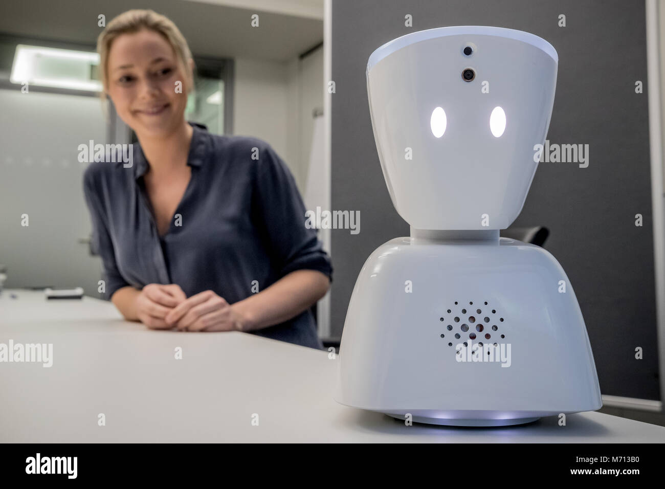 07 de marzo de 2018, Alemania, Berlín: el desarrollador noruego Karen Dolva  presenta su robot AV1. El robot funciona como un avatar, reemplazando a los  estudiantes que están sufriendo de una grave