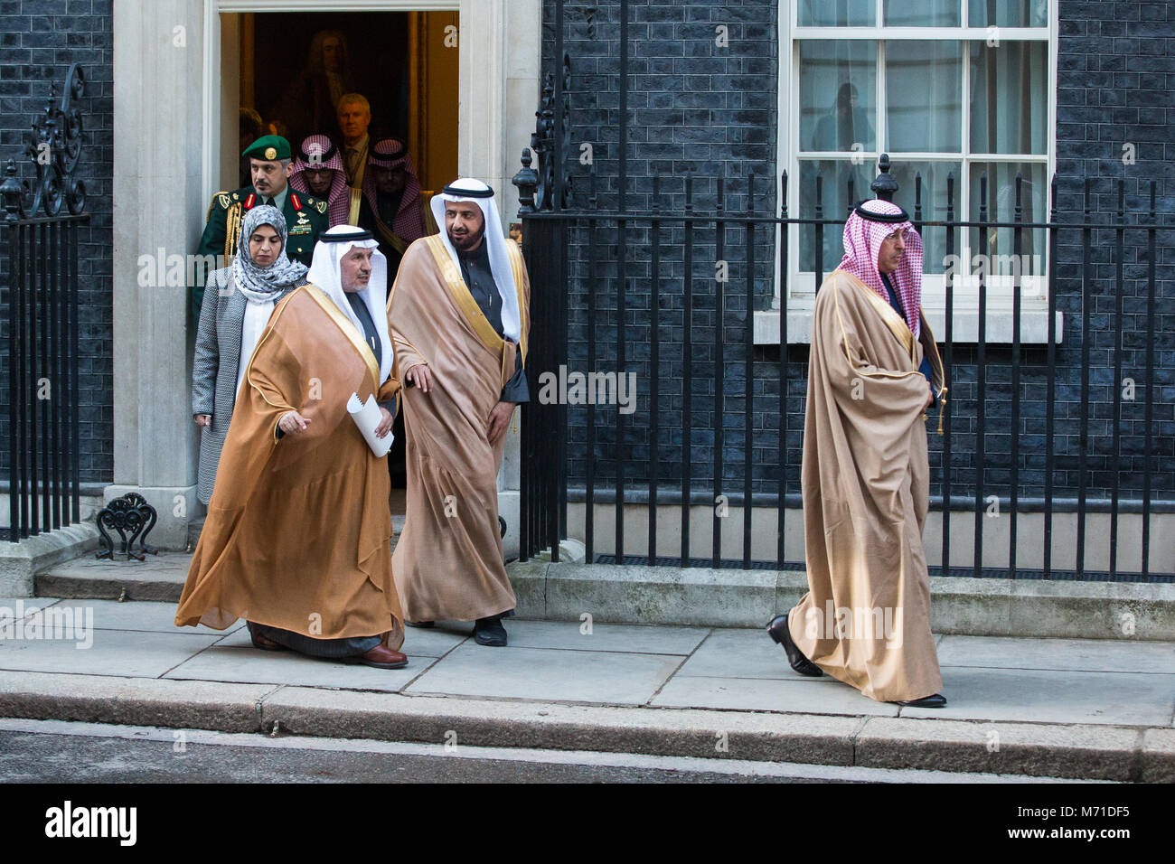 Londres, Reino Unido. 7 de marzo de 2018. La delegación Saudita que acompaña al príncipe heredero Saudita Mohammed bin Salman sale del 10 Downing Street tras la reunión inaugural del Consejo de Asociación estratégica Reino Unido-Arabia Saudita con la primera ministra Theresa May. Crédito: Mark Kerrison/Alamy Live News Foto de stock