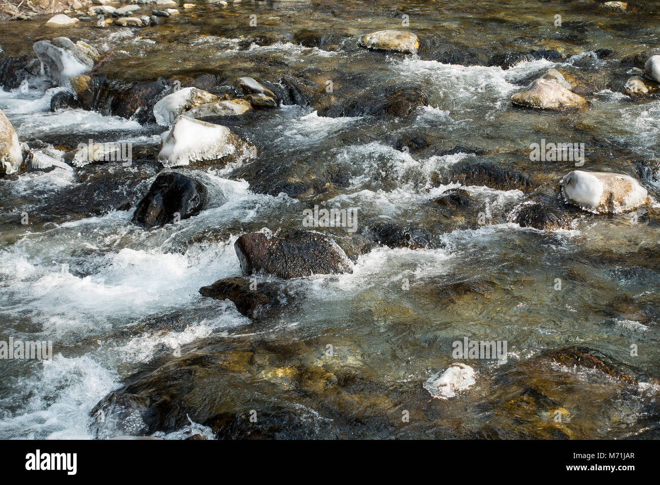 Las frías aguas del río Dranse fluyendo a través de Morzine en la Haute Savoie Alpes Franceses Francia Foto de stock