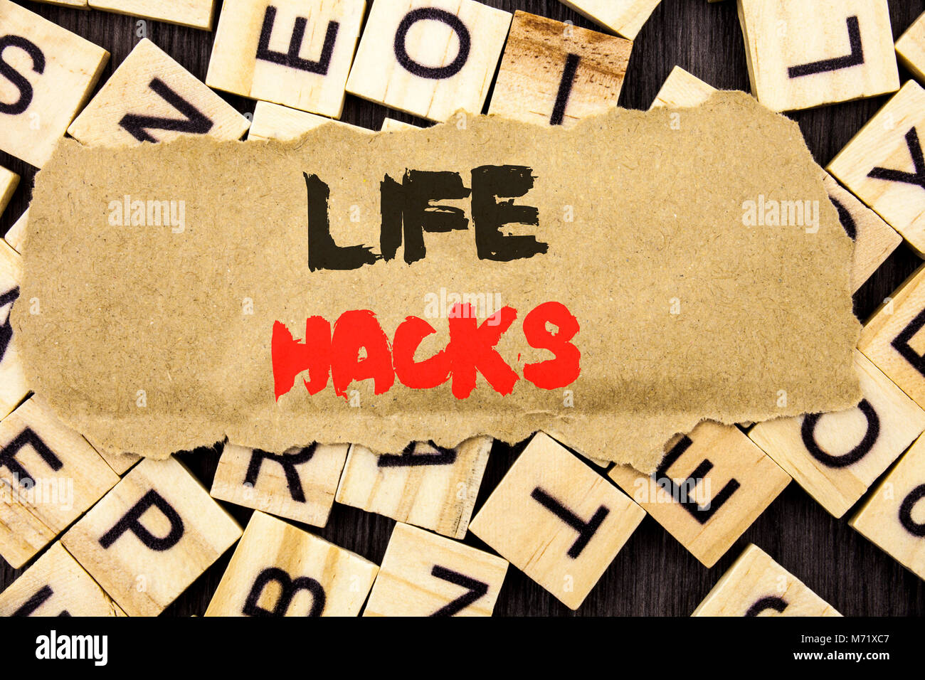 Anuncio de escritura texto mostrando la vida Hacks. Concepto Significado  Solución Hacking Hack truco para ayudar a la eficiencia lagrimal escrita la  carta una nota de papel Fotografía de stock - Alamy