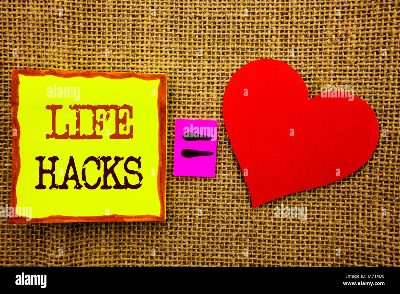 Escribir Texto Mostrando Life Hacks. Concepto Significado Solución Hack Hack  Trick Para Ayudar Eficiencia Escrita En Una Nota De Papel De Notobook Sobre  Fondo De Madera Con Love Heart. Fotos, retratos, imágenes