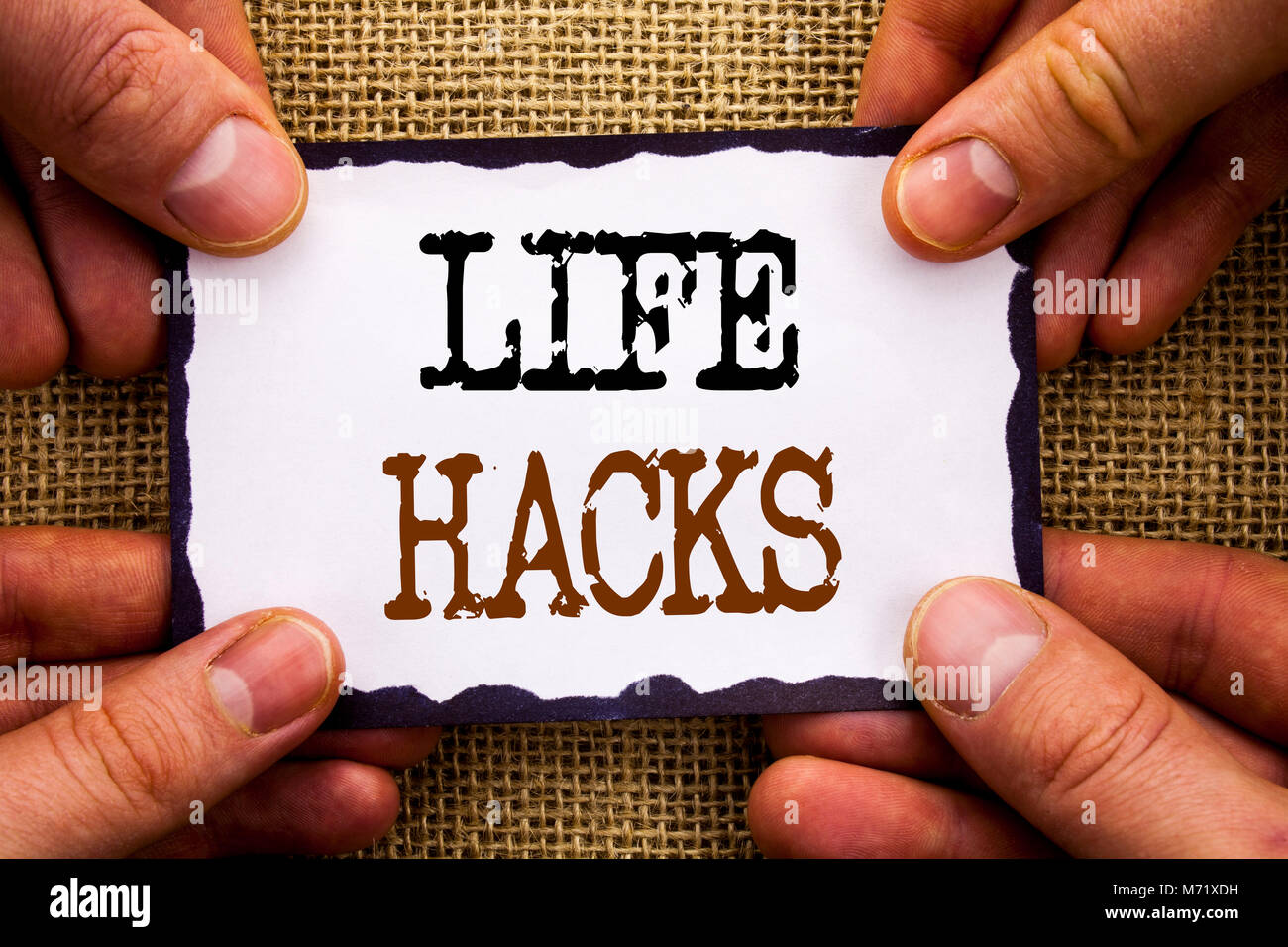 Anuncio de escritura texto mostrando la vida Hacks. Concepto Significado  Solución Hacking Hack truco para ayudar a la eficiencia lagrimal escrita la  carta una nota de papel Fotografía de stock - Alamy