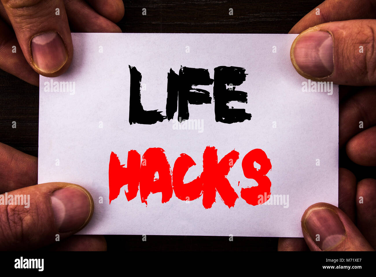 Texto escrito a mano conceptual mostrando la vida Hacks. Concepto  Significado Solución Hacking Hack truco para ayudar a la eficiencia escrito  Nota adhesiva sujetando la mano de papel Fotografía de stock 