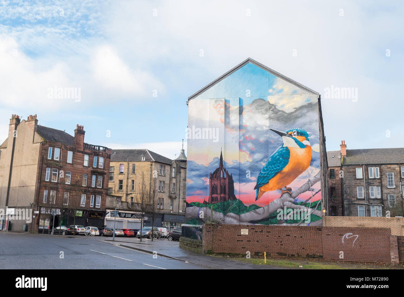Paisley city center street scene - Incluyendo a Kingfisher mural mostrando el pasado de Paisley incluyendo ornitólogo Alexander Wilson Foto de stock