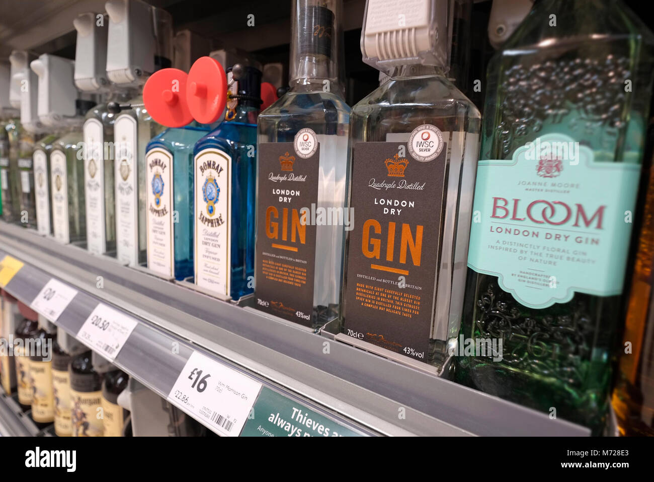 Botellas de gin en supermercados, Norfolk, Inglaterra Foto de stock