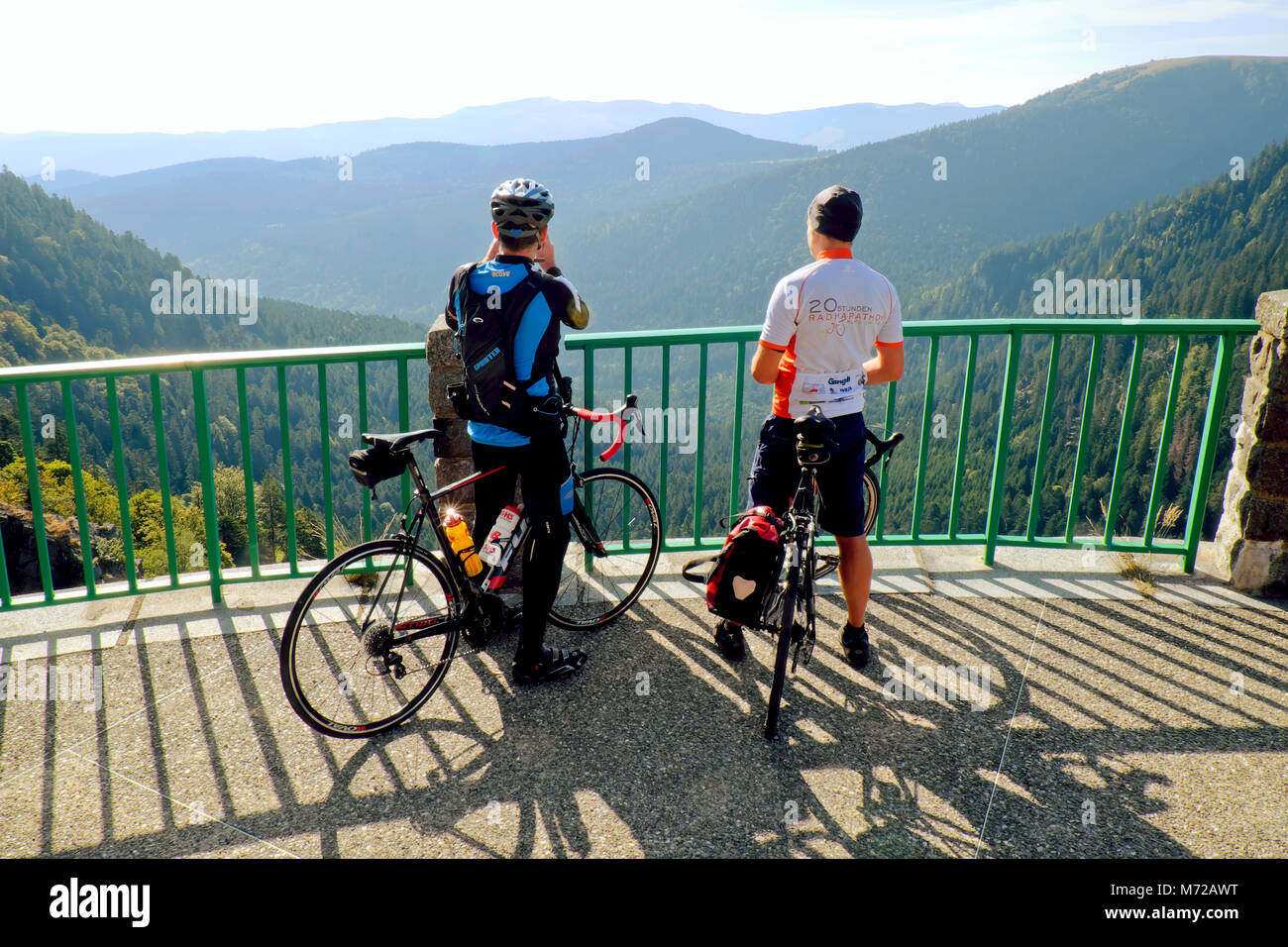 Los ciclistas a lo largo de la Route des Crêtes des Vosges camino admire las impresionantes vistas del Col de la Schlucht, Vosgos, Haut-Rhin / Vosges, Francia Foto de stock