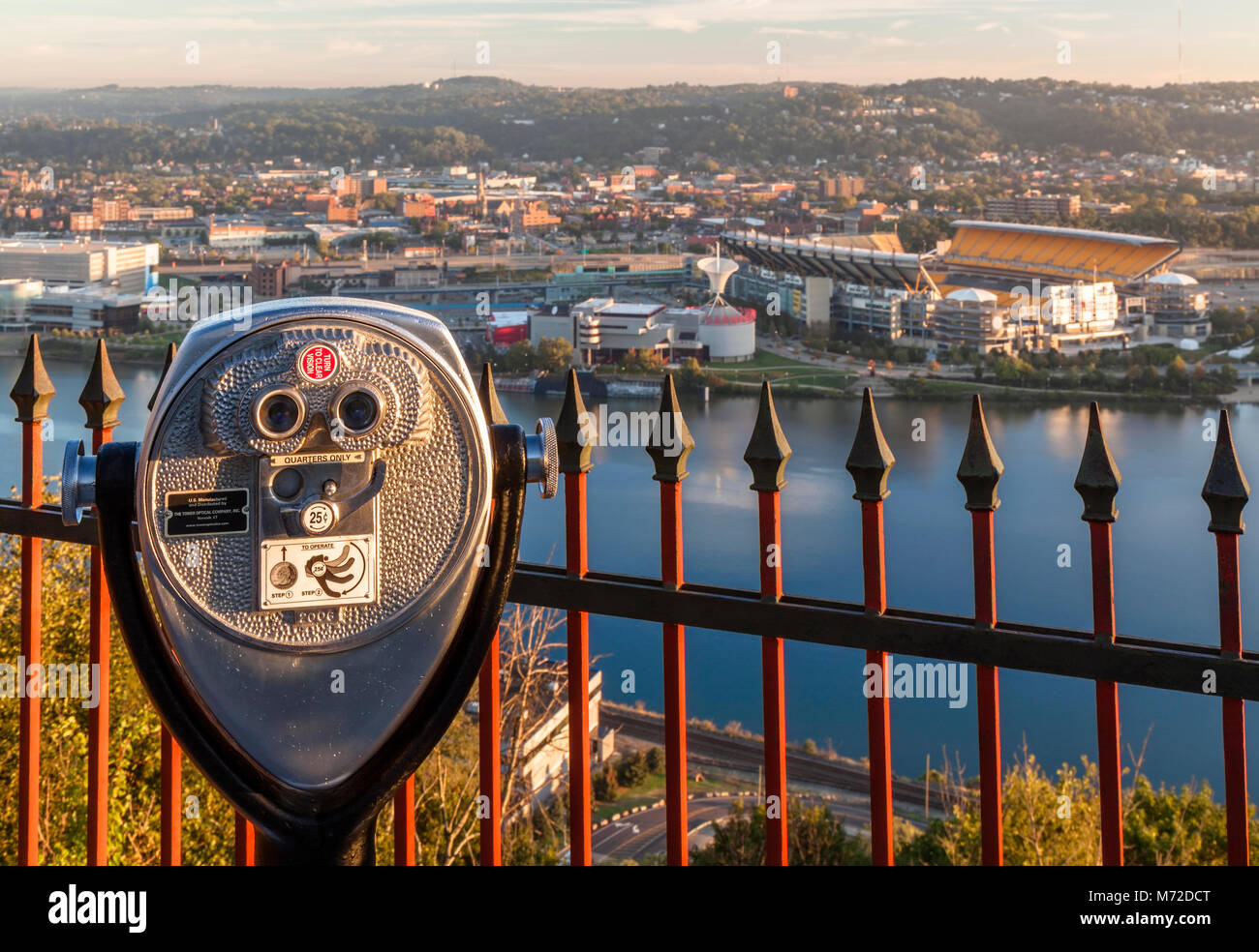 Visor de una torre que domina la ciudad de Pittsburgh, Pennsylvania, Estados Unidos. Foto de stock