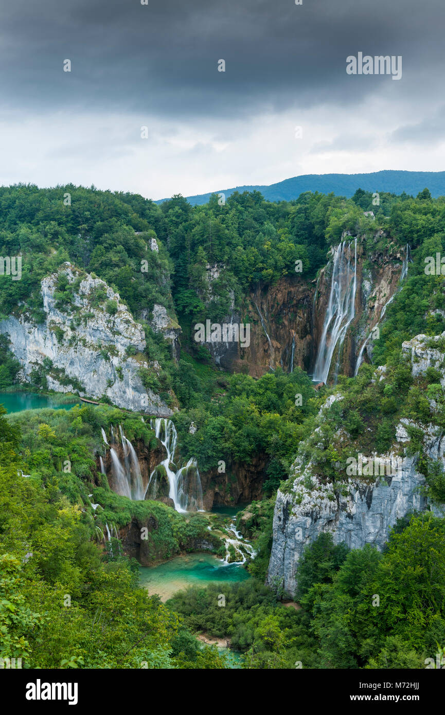 Imagen de paisaje de las grandes cascadas en Plitvice desde una altura Foto de stock
