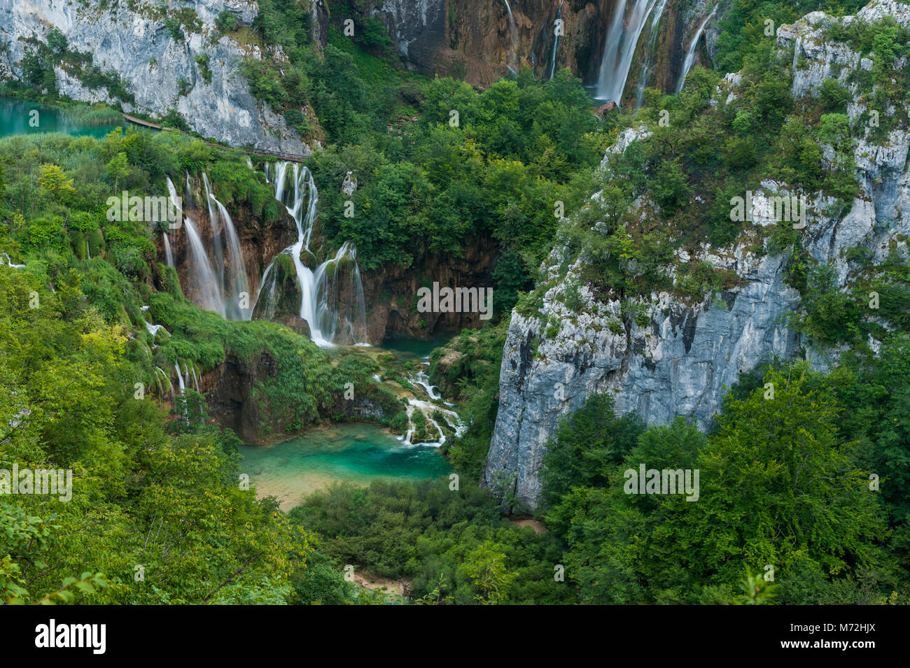 Imagen de paisaje de las grandes cascadas en Plitvice desde una altura Foto de stock