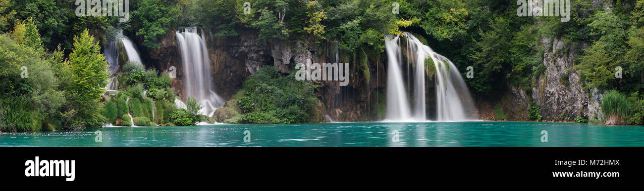 Panorámica de la cascada en el parque nacional de Plitvice en Croacia Foto de stock