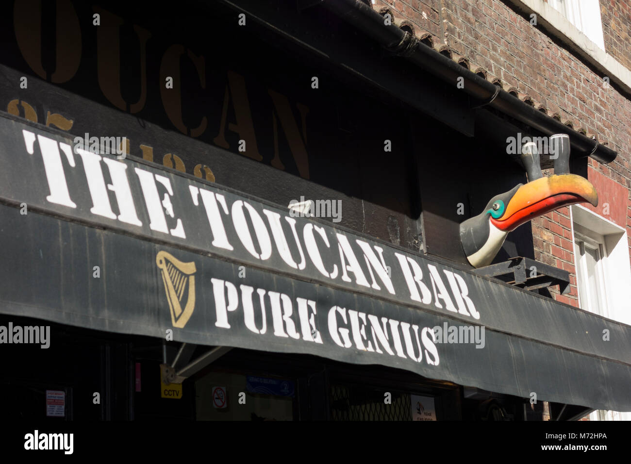 El Toucan Bar - Un puro genio Guinness pub temático en Carlisle Street, London W1 Foto de stock